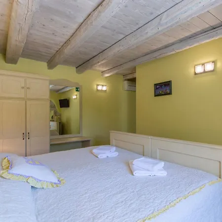 Villa Judita For Kids & Families Near Novigrad With Large Garden & Only 2 Km From The - For 10 People Tar-Vabriga