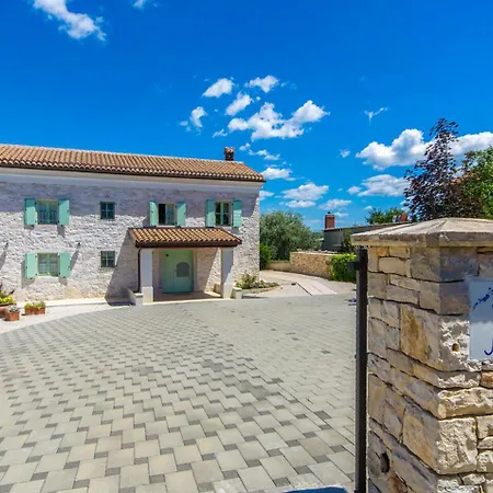 Judita For Kids & Families Near Novigrad With Large Garden & Only 2 Km From The - For 10 People Villa Tar-Vabriga