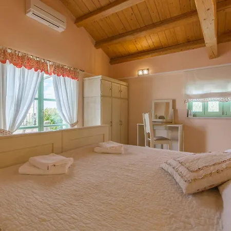 Villa Judita For Kids & Families Near Novigrad With Large Garden & Only 2 Km From The - For 10 People