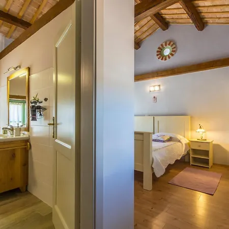 Judita For Kids & Families Near Novigrad With Large Garden & Only 2 Km From The - For 10 People Villa