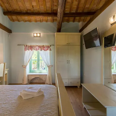 Judita For Kids & Families Near Novigrad With Large Garden & Only 2 Km From The - For 10 People Villa *