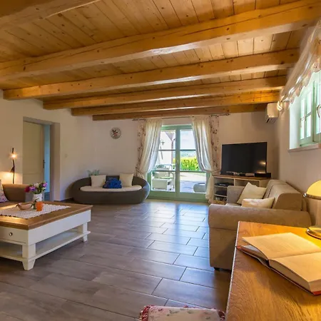 Judita For Kids & Families Near Novigrad With Large Garden & Only 2 Km From The - For 10 People Tar-Vabriga