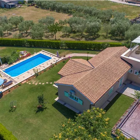 Judita For Kids & Families Near Novigrad With Large Garden & Only 2 Km From The - For 10 People Villa Tar-Vabriga