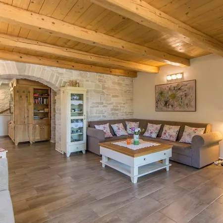 Judita For Kids & Families Near Novigrad With Large Garden & Only 2 Km From The - For 10 People Villa *