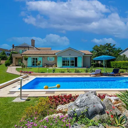 Judita For Kids & Families Near Novigrad With Large Garden & Only 2 Km From The - For 10 People Villa Tar-Vabriga