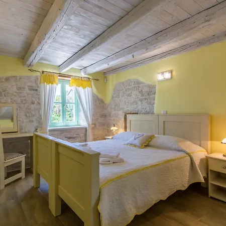 Villa Judita For Kids & Families Near Novigrad With Large Garden & Only 2 Km From The - For 10 People Tar-Vabriga