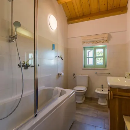 Judita For Kids & Families Near Novigrad With Large Garden & Only 2 Km From The - For 10 People Villa
