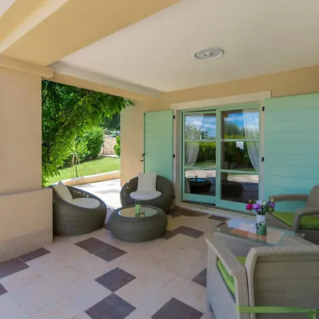 Judita For Kids & Families Near Novigrad With Large Garden & Only 2 Km From The - For 10 People Villa Tar-Vabriga