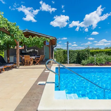 Villa Judita For Kids & Families Near Novigrad With Large Garden & Only 2 Km From The - For 10 People *