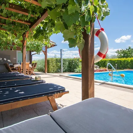 Judita For Kids & Families Near Novigrad With Large Garden & Only 2 Km From The - For 10 People Villa Tar-Vabriga