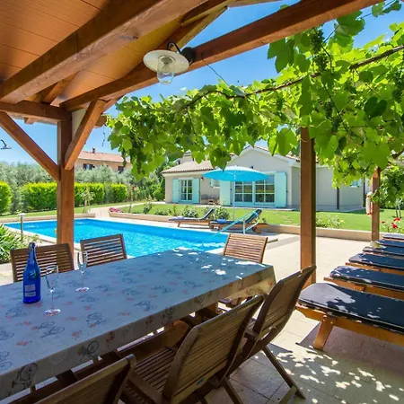 Villa Judita For Kids & Families Near Novigrad With Large Garden & Only 2 Km From The - For 10 People Tar-Vabriga